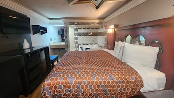 Deluxe Suite, 1 King Bed, Smoking, Hot Tub (and Spa Bath)