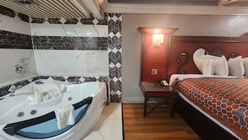 Honeymoon Suite, 1 King Bed, Smoking