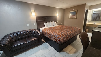 Suite, 1 King Bed, Non Smoking (Refrigerator & Microwave)