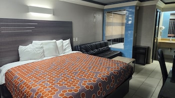 Suite, 1 King Bed, Smoking (Modern)
