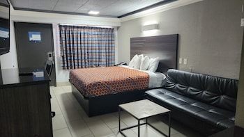 Suite, 1 King Bed, Smoking (Modern)