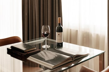 King Executive Suite w/ Lounge Access