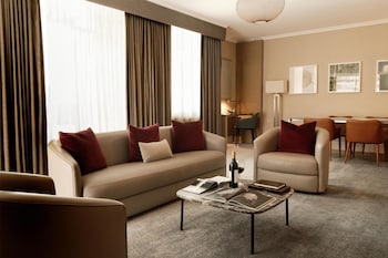King Executive Suite w/ Lounge Access