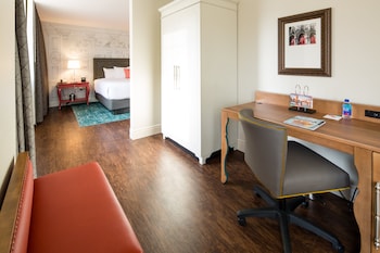 Suite, 1 King Bed, Mobility Accessible (Communications)