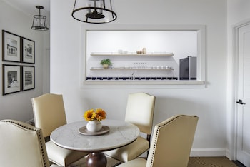 Suite, 1 King Bed, Kitchenette
