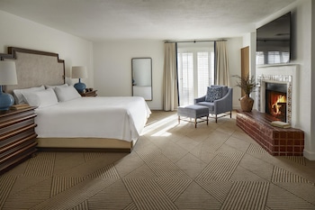 Suite, 1 King Bed with Sofa bed, Fireplace, Pool View