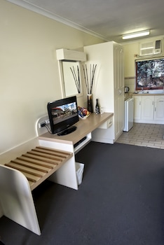 Basic Room, 1 Queen Bed