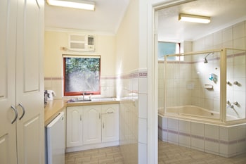 Deluxe Queen Spa Room