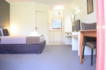Basic Room, 1 Queen Bed