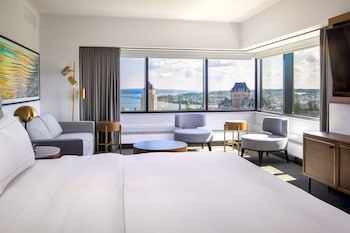 Studio Suite, River View