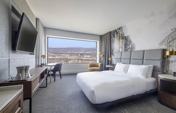 Standard Room, 1 Queen Bed, Mountain View (Mobility)