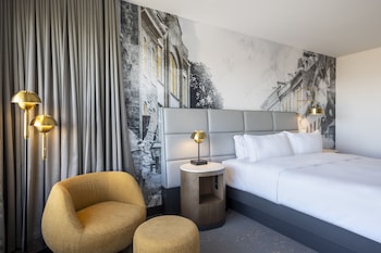 Standard Room, 1 King Bed (Parliament View)