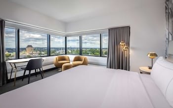 Deluxe Room, 1 King Bed, River View (Old Quebec)