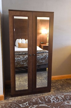 Standard Room, 1 King Bed, Jetted Tub, Courtyard Area