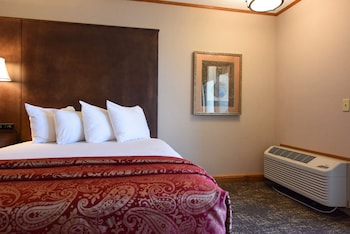 Standard Room, 1 King Bed, Jetted Tub, Courtyard Area