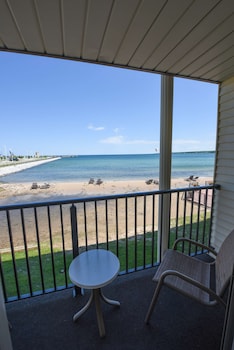 Standard Room, 1 King Bed, Jetted Tub, Lakeside