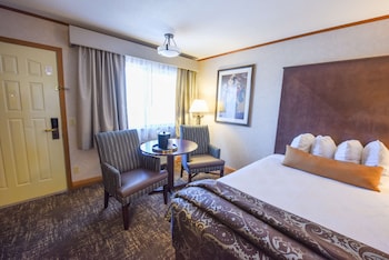 Standard Room, 1 King Bed, Jetted Tub, Lakeside