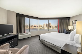 Standard Room, 1 King Bed, Refrigerator, River View (Panoramic View)