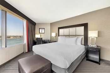 Standard Room, 1 King Bed, Refrigerator, River View (Panoramic View)