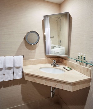Standard Room, 1 Queen Bed, Mobility Accessible, Bathtub