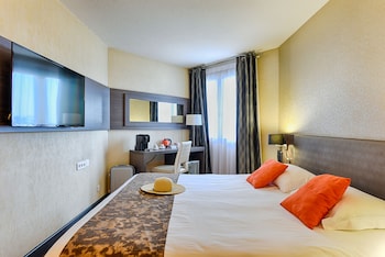 Executive Room, 1 Queen Bed, Non Smoking, Pool View