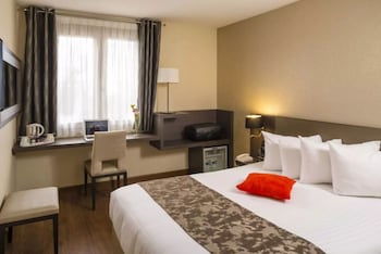 Executive Room, 1 Queen Bed, Non Smoking, Pool View