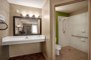 Standard Room, 1 King Bed, Accessible