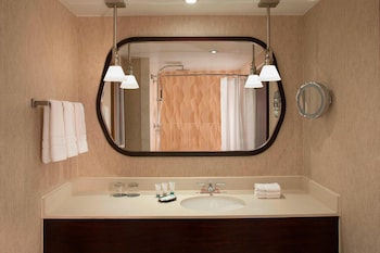 Junior Suite, 1 King Bed, Bathtub (Mobility/Hearing Accessible, Tub)