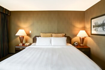 Standard Room, 1 King Bed, River View
