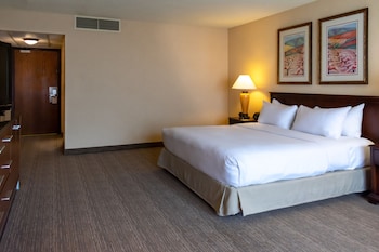 Club Room, 1 King Bed, Accessible, Bathtub (Mobility)