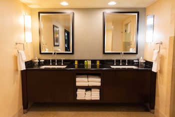 Grand Suite, 1 King Bed, Balcony