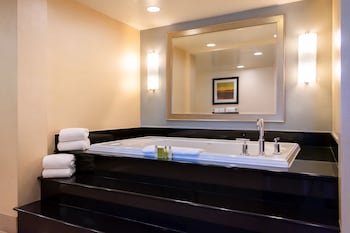 Grand Suite, 1 King Bed, Balcony