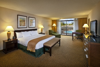 Club Room, 1 King Bed, Accessible, Bathtub (Mobility)