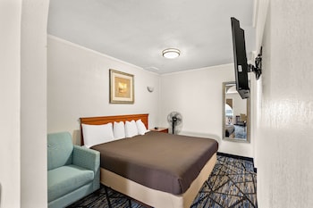 Suite, Non Smoking (1 King and 2 Queen beds)