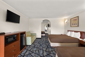 Suite, Non Smoking (1 King and 2 Queen beds)