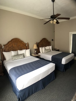 Room, 2 Queen Beds, Fireplace, City View