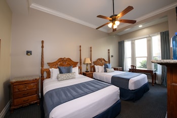 Room, 2 Queen Beds, Fireplace, City View
