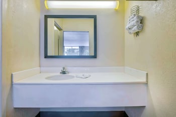 Deluxe Room, 1 King Bed, Non Smoking, Refrigerator & Microwave