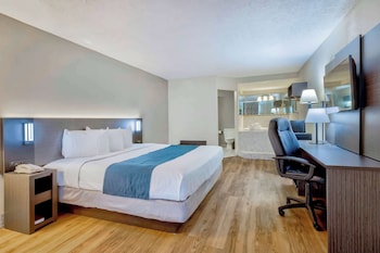 Deluxe Room, 1 King Bed, Non Smoking, Hot Tub