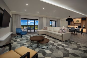Water View - 2 Bedroom Suite - Club Level