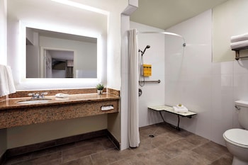 Suite, 2 Queen Beds, Accessible, Bathtub