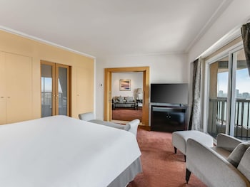 Junior Suite, 1 King Bed (Partial Nile View)