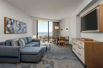 Suite, 1 King Bed with Sofa Bed (Marina Tower Newly Renovated City View)