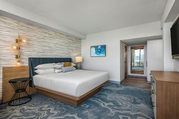 Suite, 1 King Bed with Sofa Bed (Marina Tower Newly Renovated City View)