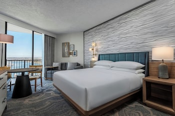 Deluxe Room, 1 King Bed, Marina View (Marina Tower Newly Renovated)