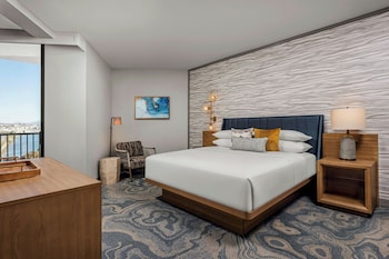 Studio Suite, 1 King Bed with Sofa bed, Balcony
