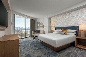 Suite, 1 King Bed with Sofa Bed (Marina Tower Newly Renovated City View)