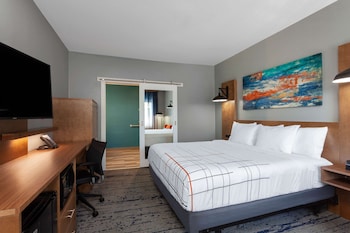 Room, 1 King Bed, Non Smoking, Pool View
