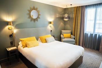 Deluxe Room, 1 Queen Bed, Non Smoking (with Sofabed)