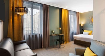 Deluxe Room, 1 Queen Bed, Non Smoking (with Sofabed)